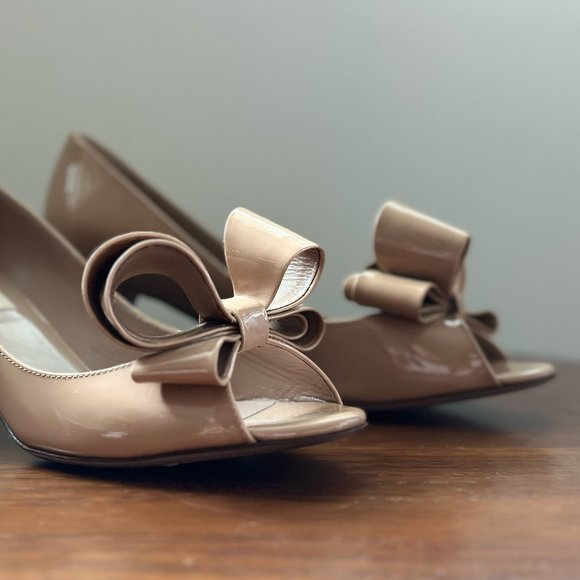 Valentino Tan Patent Leather Bow Accent Peep Toe Pumps, size 37. - Picture 5 of 6